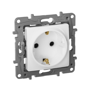 Розетка 1-местная с заземлением с защитными шторками 16А белый ETIKA (IEK) 672222