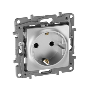 Розетка 1-местная с заземлением с защитными шторками 16А алюминий ETIKA (IEK) 672422