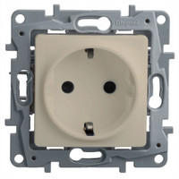 Розетка 1-местная с заземлением с защитными шторками 16А 250В слоновая кость ETIKA (IEK) 672324