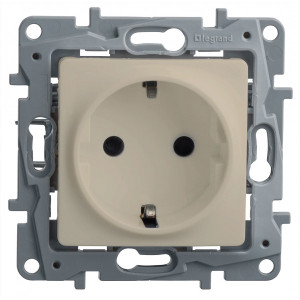 Розетка 1-местная с заземлением с защитными шторками 16А 250В слоновая кость ETIKA (IEK) 672324