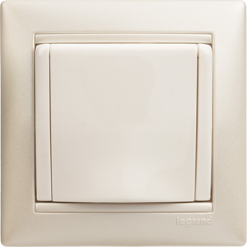 VALENA Розетка с заземлением в рамку с крышкой белая (Legrand/Daccord) 774422