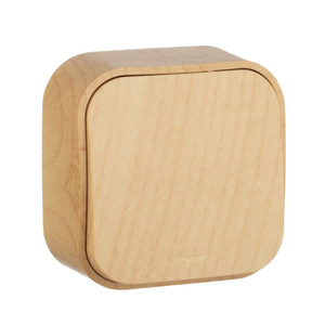 Выключатель 1-клавишный для открытой установки проходной 10А дерево QUTEO (IEK) 782264