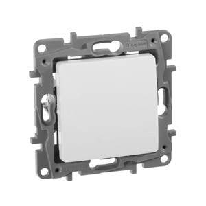 Выключатель 1-клавишный проходной 10А безвинтовое крепление белый ETIKA (IEK) 672205