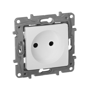 Розетка 1-местная без заземления с защитными шторками 16А белый ETIKA (IEK) 672234
