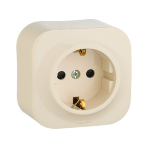 Розетка 1-местная для открытой установки с заземлением с защитными шторками 16Аслоновая кость QUTEO (IEK) 782250