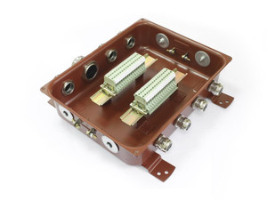 Коробка с зажимами наборными КЗНС-32 УХЛ1,5  IP65  латунный ввод ГОФРОМАТИК (АО ЗЭТА) zeta30319