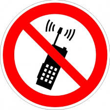 Знак запрещающий P18 Запрещается пользоваться мобильным (сотовым) телефоном или переносной рацией (Пленка 200 х 200)