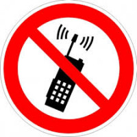 Знак запрещающий P18 Запрещается пользоваться мобильным (сотовым) телефоном или переносной рацией (Пленка 100 х 100)